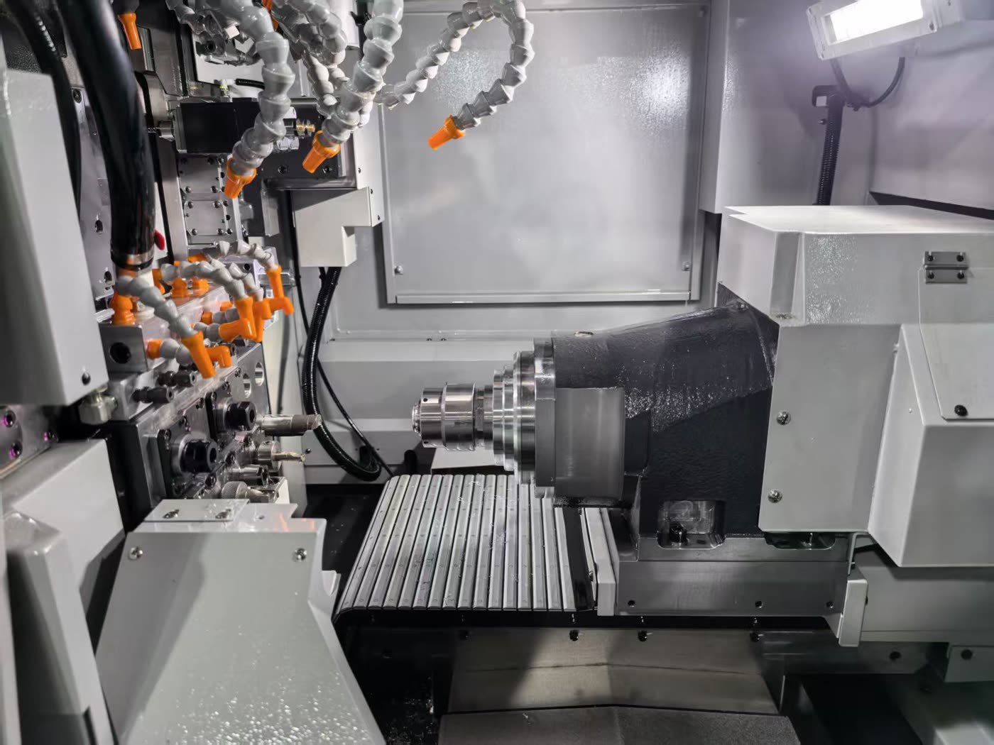 Bên trong máy tiện CNC