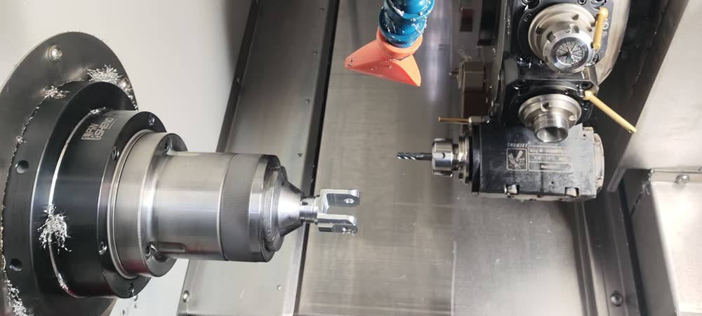 Torneado-fresado en proceso — pieza de horquilla en el mandril