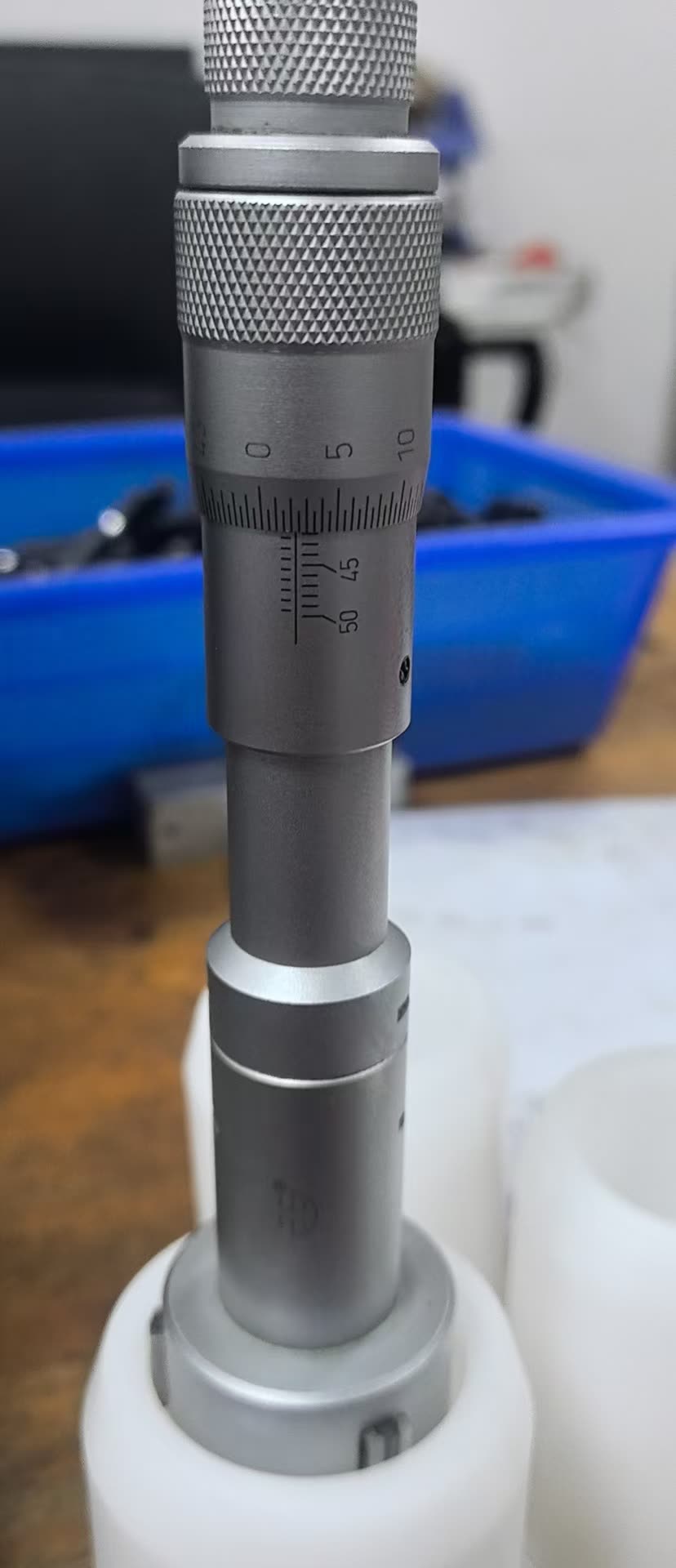 Three-point internal micrometer measuring a bore