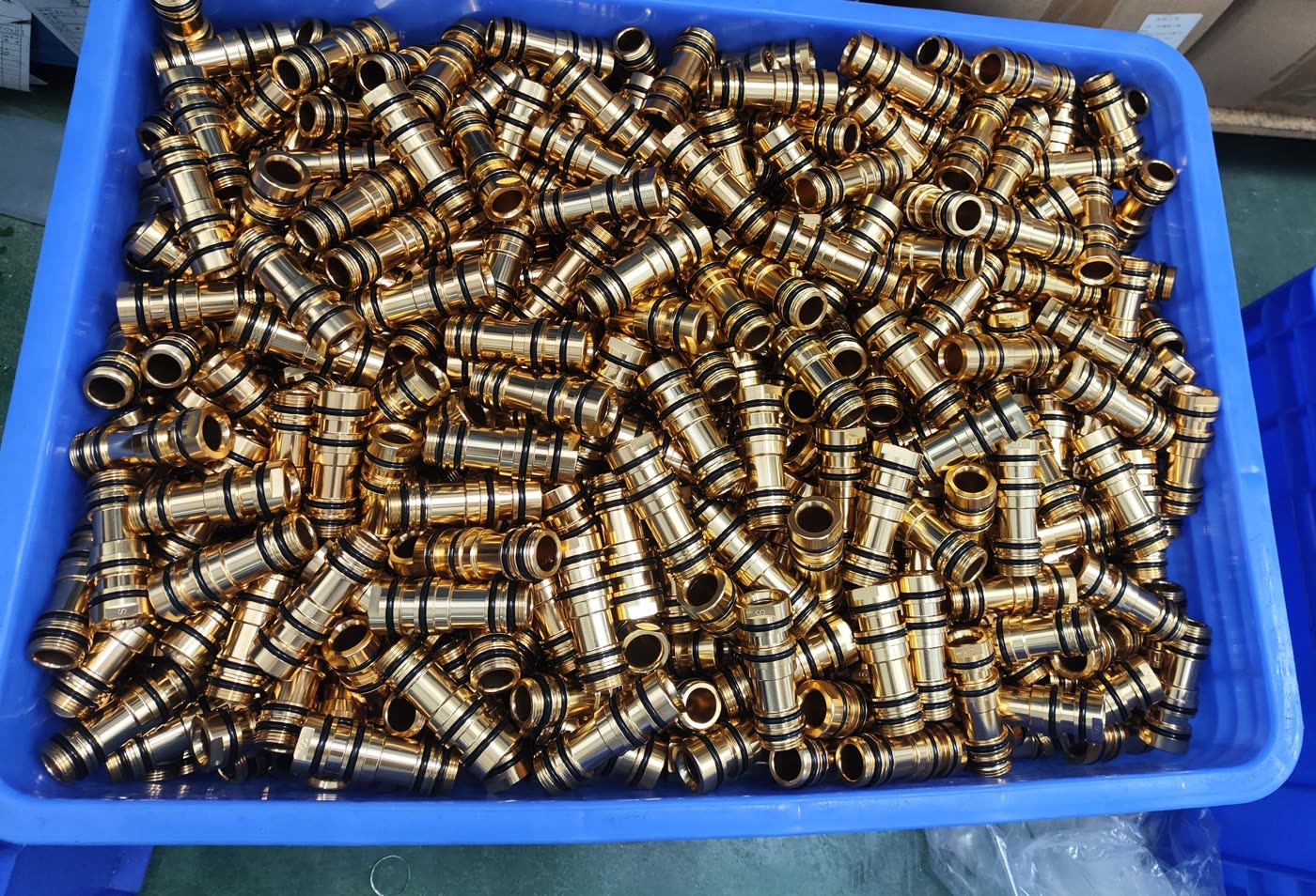 Threaded fittings with seals, batch production
