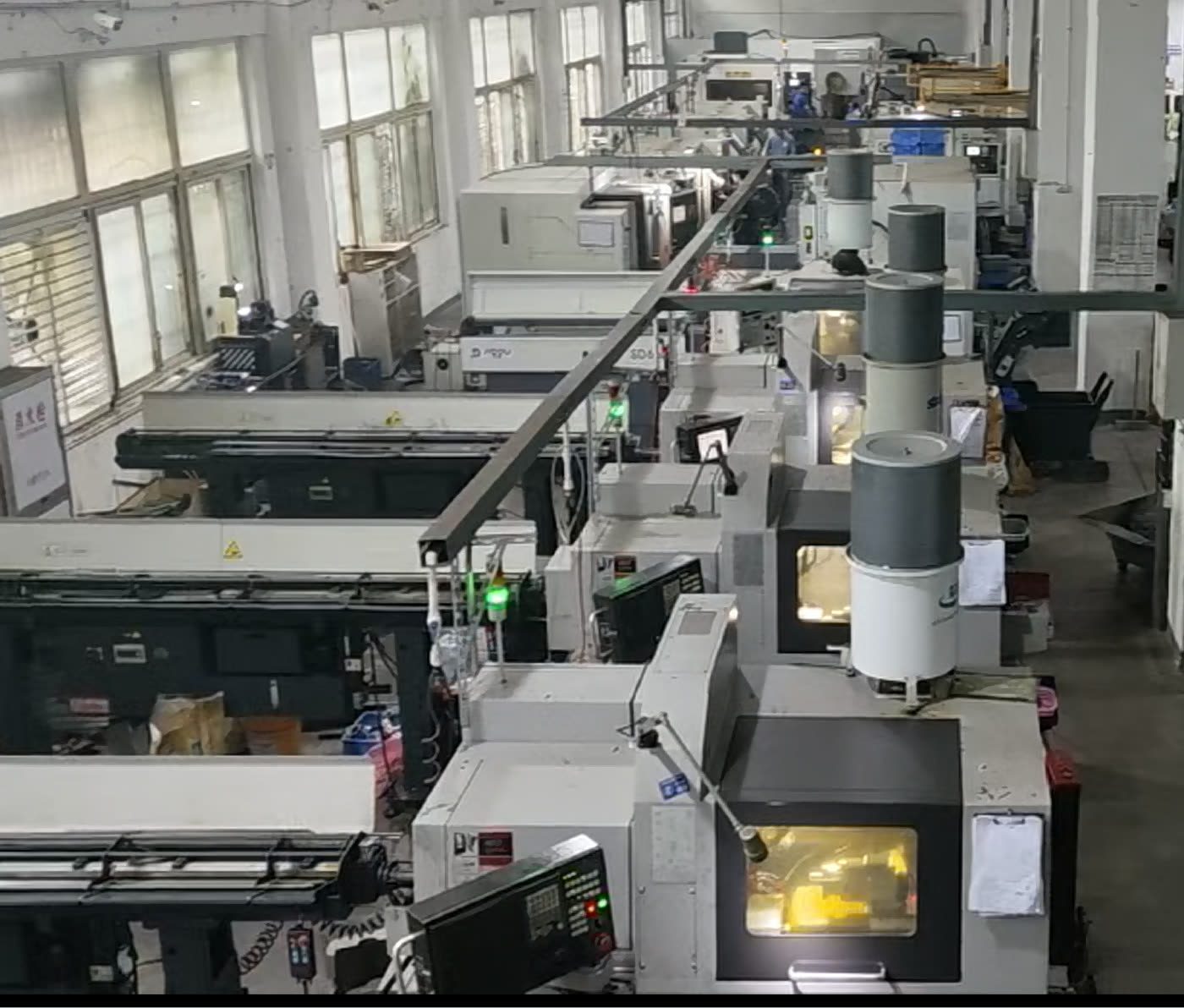 Oficina de usinagem parceira — fileiras de tornos CNC em operação